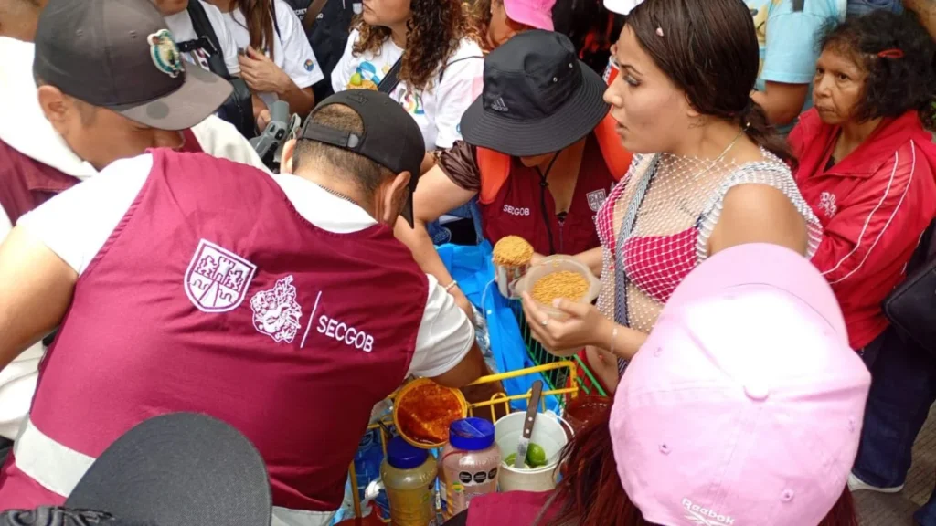 Durante el recorrido de la Marcha del Orgullo 2025, el gobierno de CDMX retiró a vendedores de bebidas alcohólicas de la vía pública.
