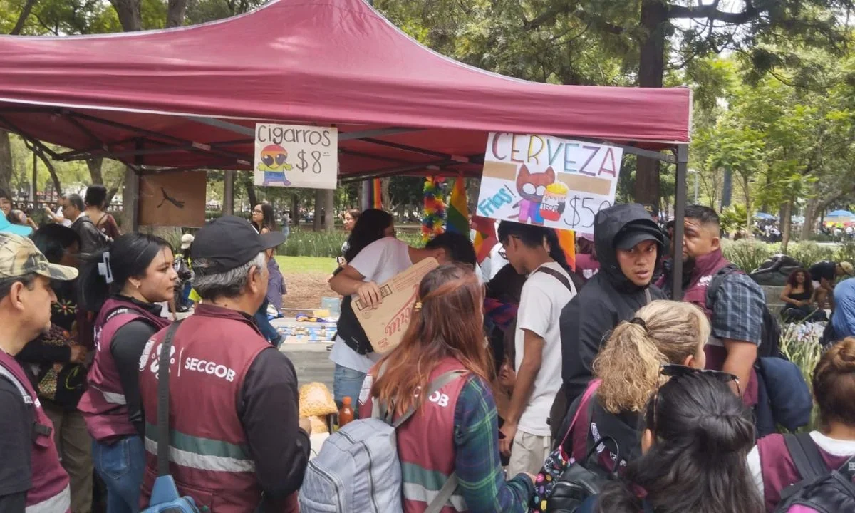 Durante el recorrido de la Marcha del Orgullo 2025, el gobierno de CDMX retiró a vendedores de bebidas alcohólicas de la vía pública.