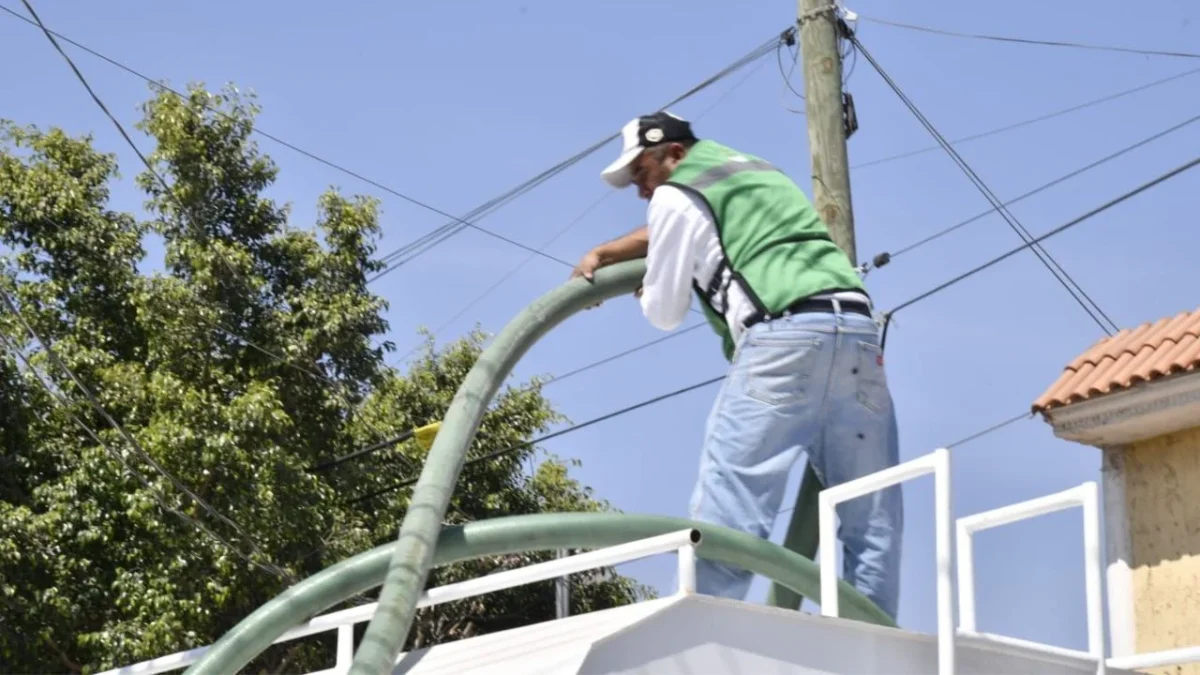 El gobernador de San Luis Potosí reforzó las rutas de distribución de agua potable gratuita mediante pipas en la zona metropolitana.