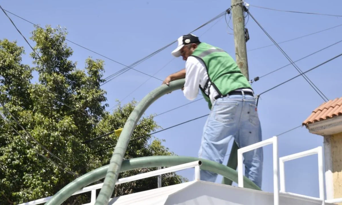 El gobernador de San Luis Potosí reforzó las rutas de distribución de agua potable gratuita mediante pipas en la zona metropolitana.