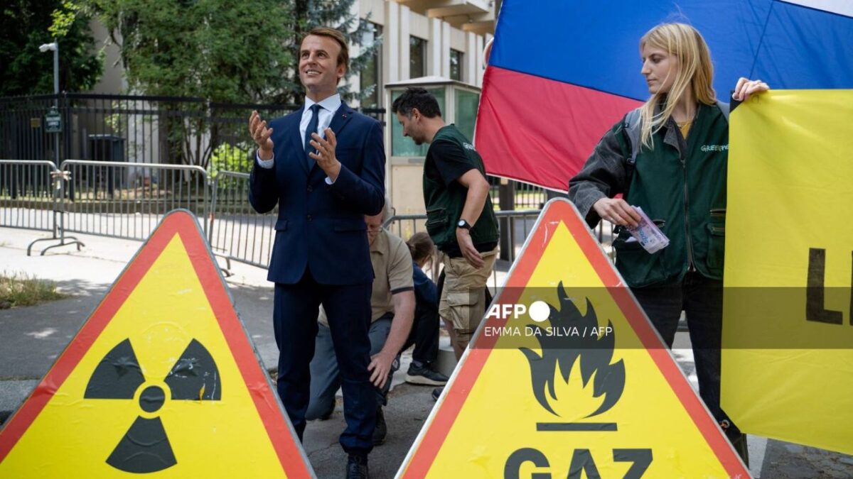Greenpeace roba estatua de cera de Macron para protestar ante la embajada rusa