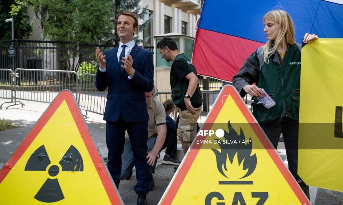Greenpeace roba estatua de cera de Macron para protestar ante la embajada rusa