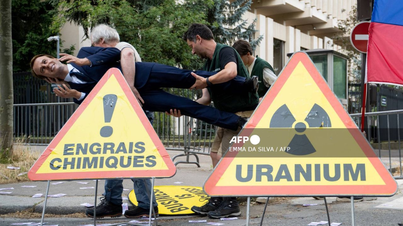 protesta con la figura de Macron de cera