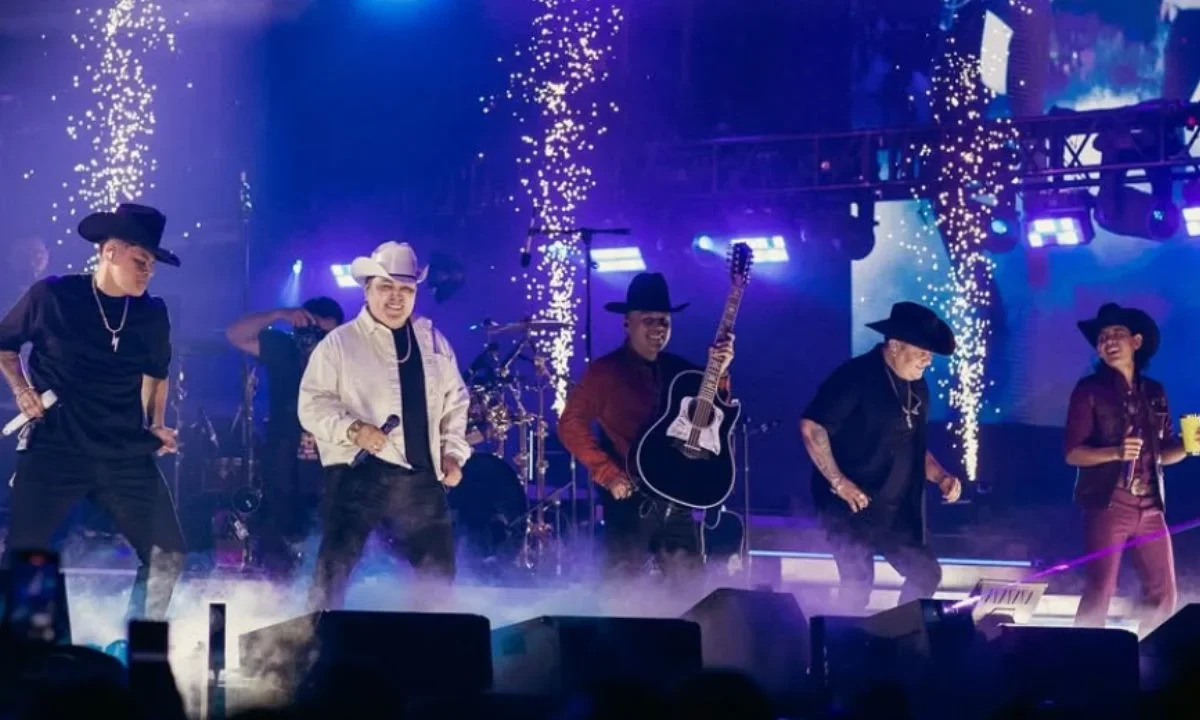 El Estadio GNP Seguros se fue llenando en oleadas de emoción para vivir la primera de dos noches de “La Última Peda” de Grupo Firme.