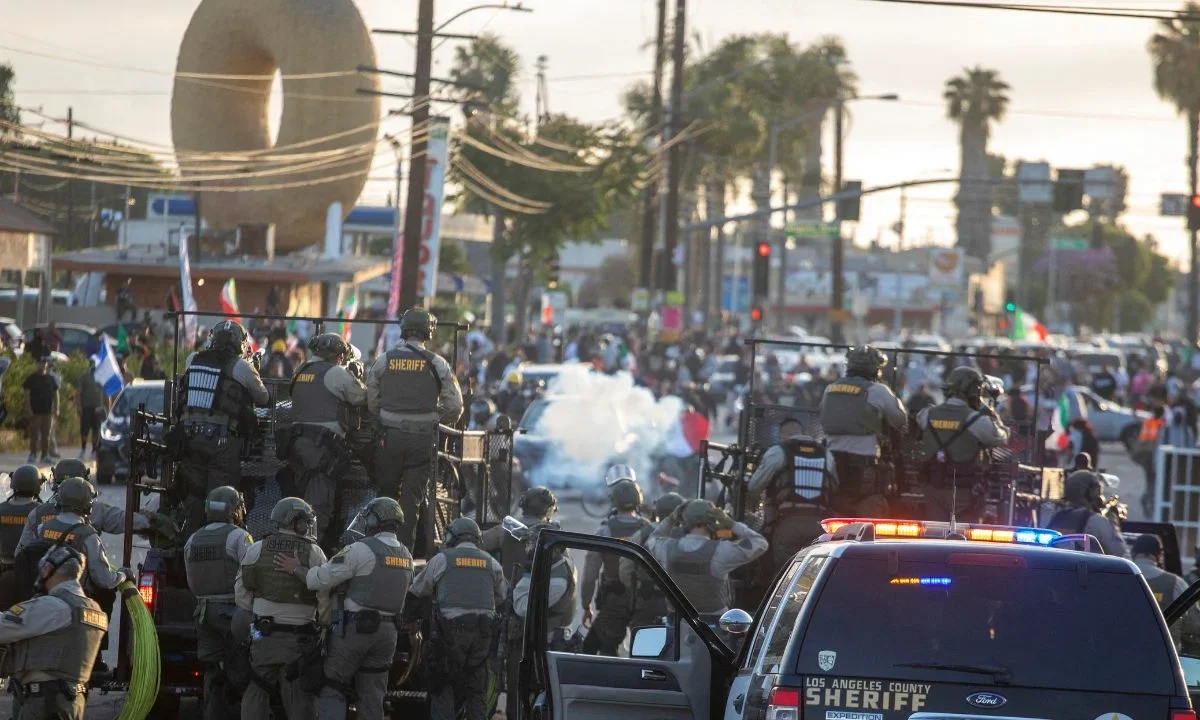 Tropas de la Guardia Nacional comenzaron a llegar a Los Ángeles la madrugada de este domingo por orden del presidente estadounidense Donald Trump para controlar las protestas contra las redadas de inmigrantes.