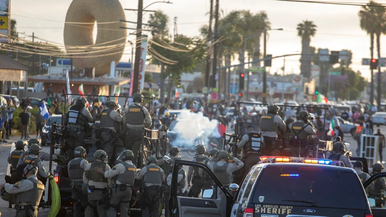 Tropas de la Guardia Nacional comenzaron a llegar a Los Ángeles la madrugada de este domingo por orden del presidente estadounidense Donald Trump para controlar las protestas contra las redadas de inmigrantes.