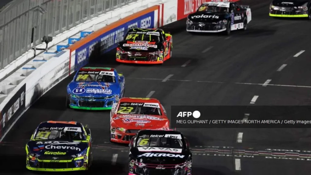 Llegó uno de los fines de semana más esperados, pues está a punto de celebrarse la carrera de Nascar México y si no eres experto aún, aquí te explicamos todo lo que debes saber para entenderla.T