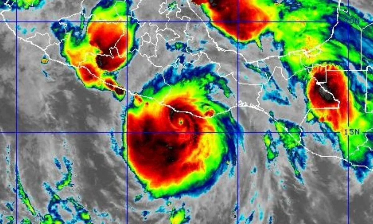 Huracán Erick se intensifica y ya es categoría 4 previo a su impacto en Guerrero y Oaxaca.