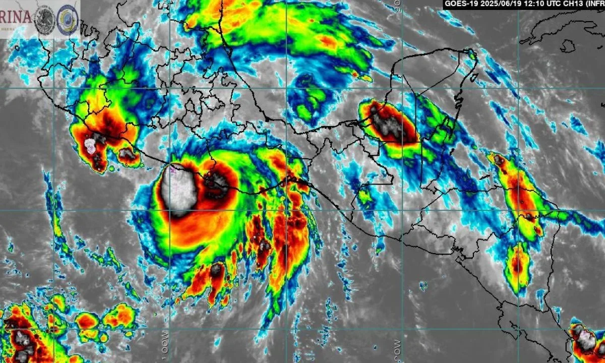 Huracán Erick no ha dejado daños humanos; suspenden vuelos a Huatulco y Puerto Escondido