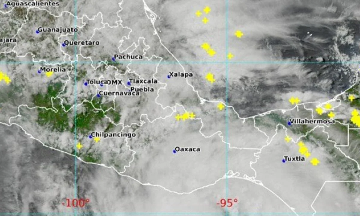 El huracán Erick está cerca de tocar tierra y ya hay cancelación de vuelos, suspensión de clases y alertas en algunos estados.