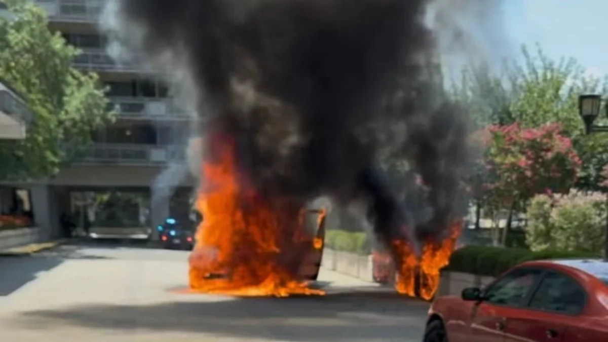 En Virginia, una camioneta repartidora se vio involucrada en un incendio causando alerta entre los pobladores de la región de Arlington.