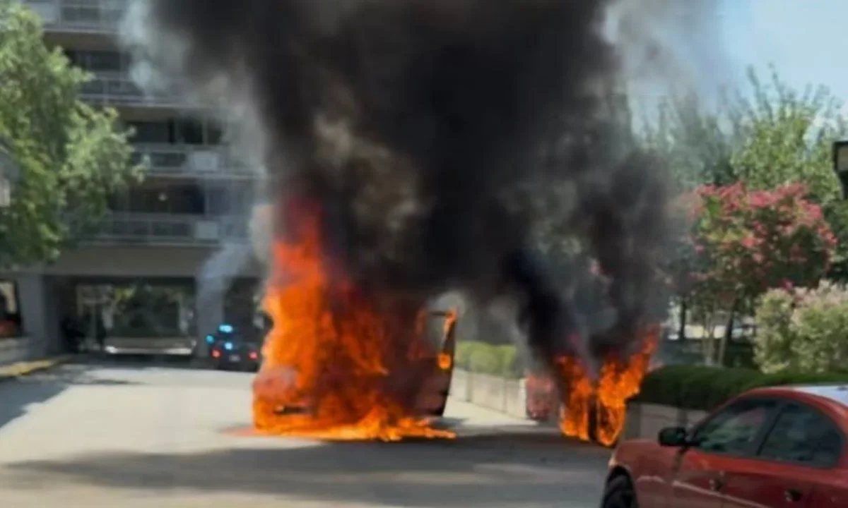En Virginia, una camioneta repartidora se vio involucrada en un incendio causando alerta entre los pobladores de la región de Arlington.