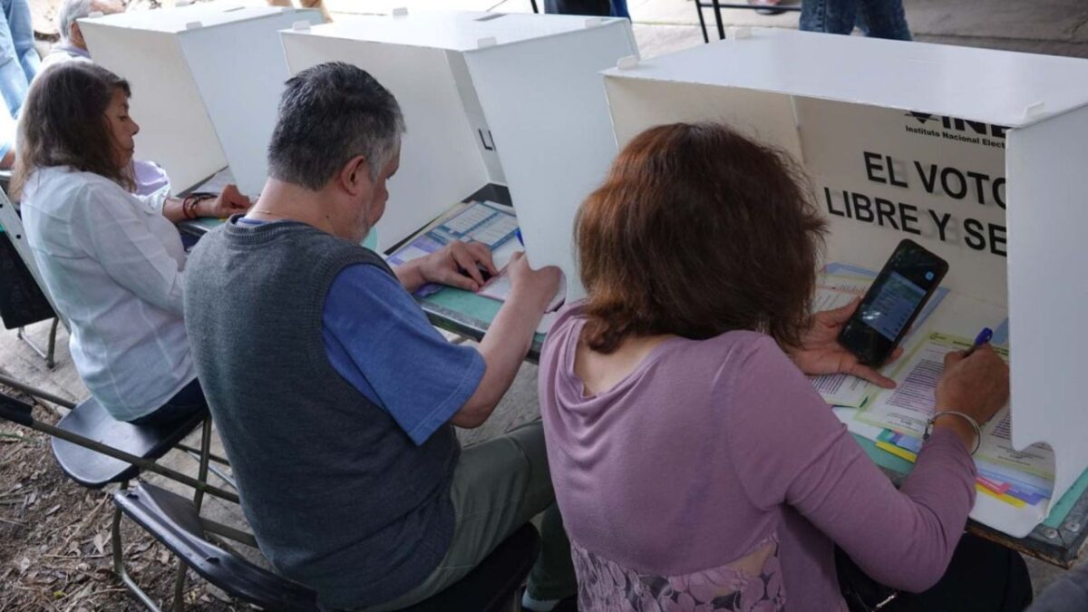 El INE envió a la FGR 29 denuncias relacionadas con la distribución masiva de acordeones en la elección judicial.