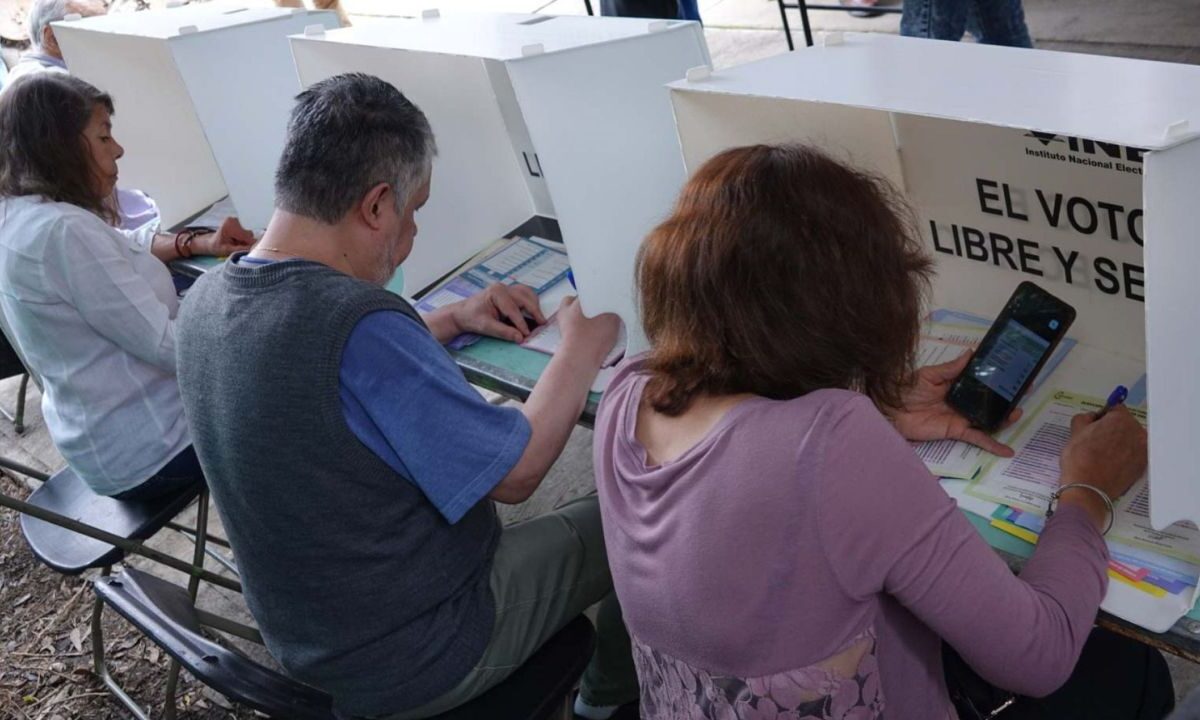 El INE envió a la FGR 29 denuncias relacionadas con la distribución masiva de acordeones en la elección judicial.
