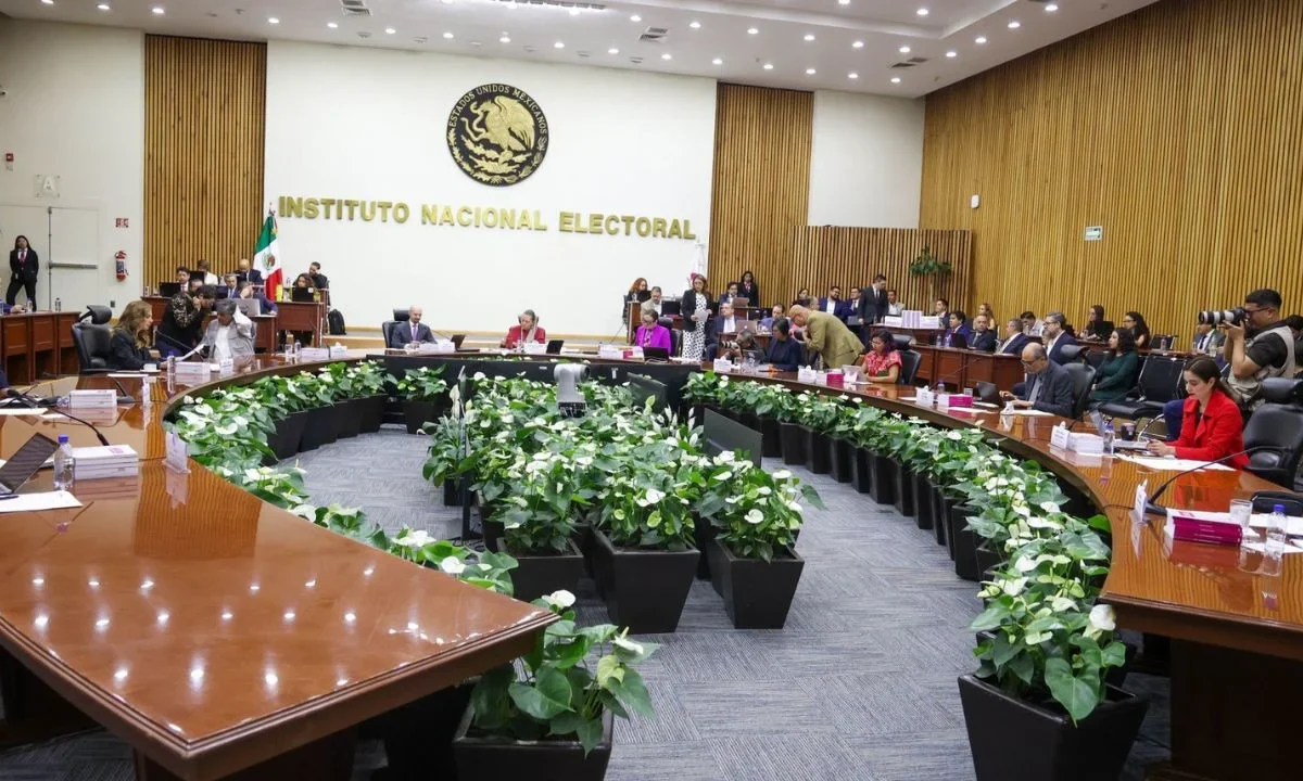 El Consejo General del Instituto Nacional Electoral (INE) impuso sanciones por 21.6 millones de pesos a Morena por anomalías.