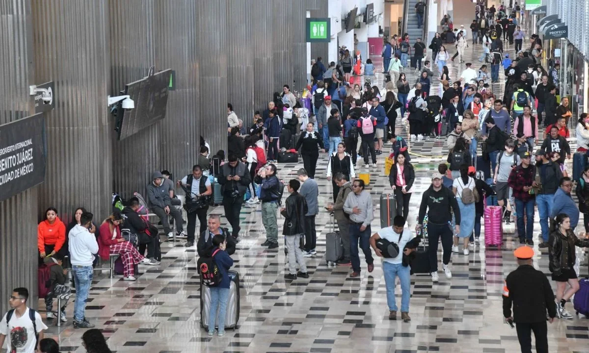 En el marco del paquete de remodelación de sus instalaciones, el Aeropuerto Internacional de la Ciudad de México (AICM) anunció el arranque de obras en la Sala B de la Terminal 1 con la impermeabilización de azoteas, remodelación de muros, plafones y pisos, la sustitución de luminarias y el sistema de voceo.