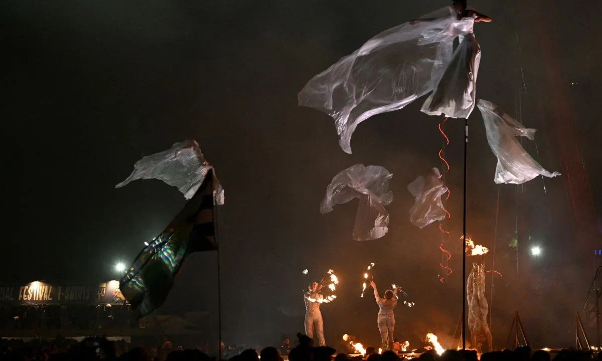 Glastonbury arrancó ayer con artistas como Rod Stewart, Olivia Rodrigo y Charli XCX, y la polémica presencia de los raperos Kneecap.