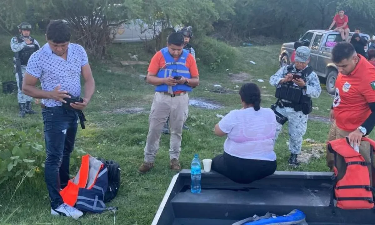 El INM rescató a una mujer embarazada, de origen hondureño, que quedó atrapada en el Río Bravo.