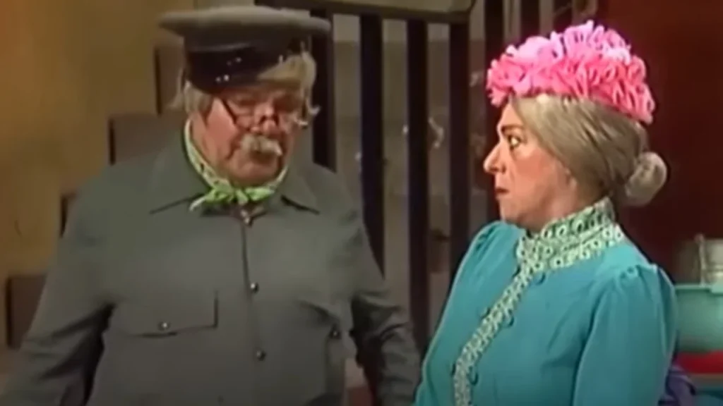 Foto: Captura video/El Chavo del 8 | Jaimito El Cartero (Raúl Padilla) junto a la Bruja del 71 (Angelines Fernández).