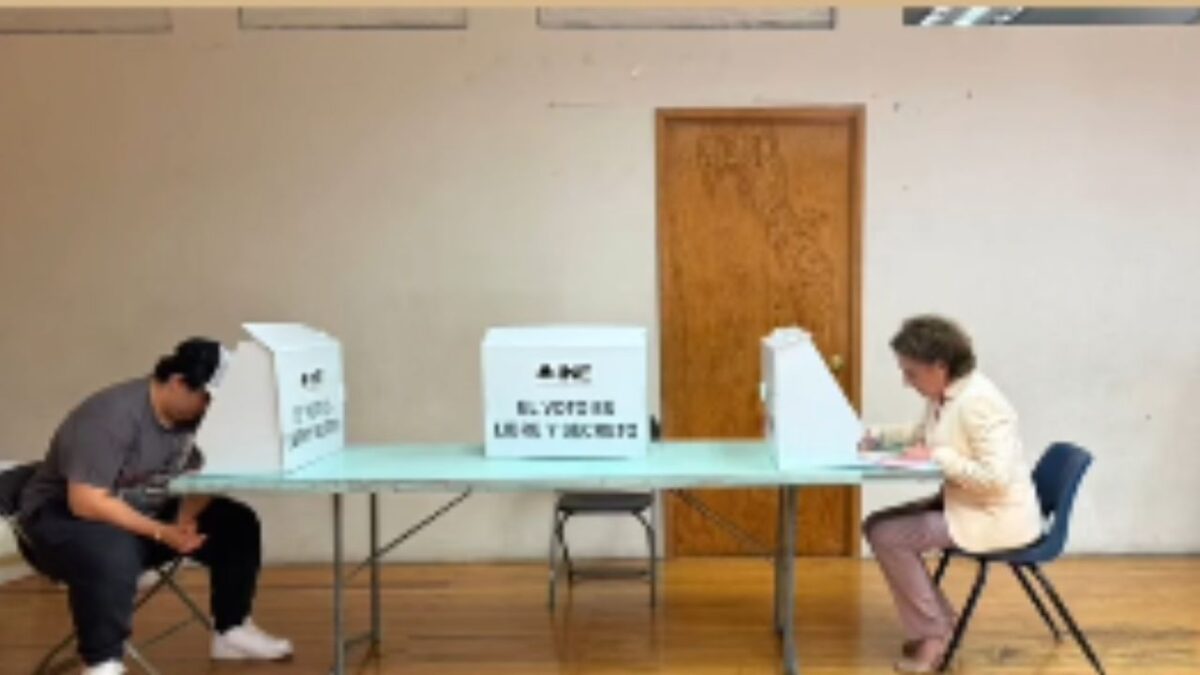 Hijo menor de AMLO vota por primera vez en la elección judicial