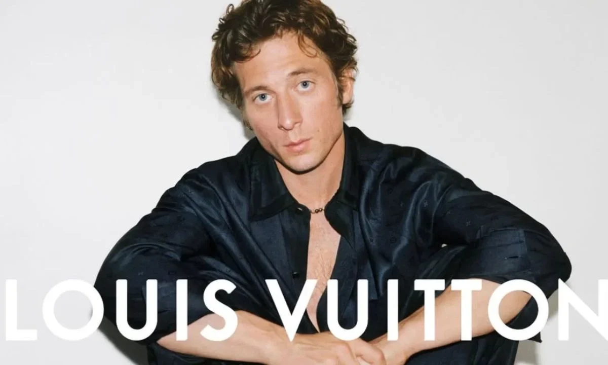 El actor estadounidense, Jeremy Allen White, se suma a la marca de lujo Louis Vuitton como su nuevo Embajador. 