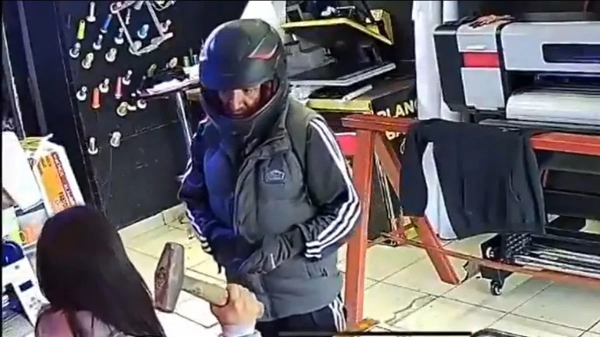 Con martillo en mano, joven frustra robo en Xochimilco