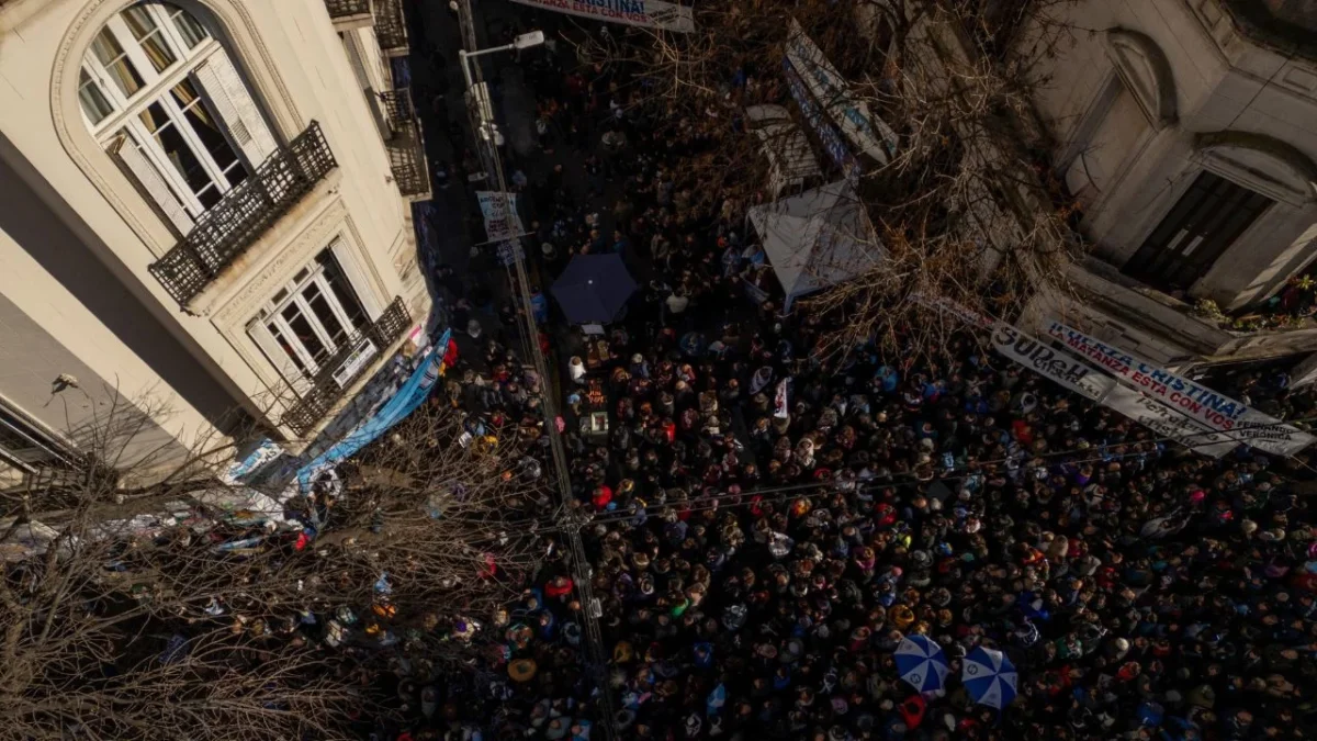 El fallo no apagó el humor popular, ya que en los alrededores del edificio proliferan mensajes de apoyo