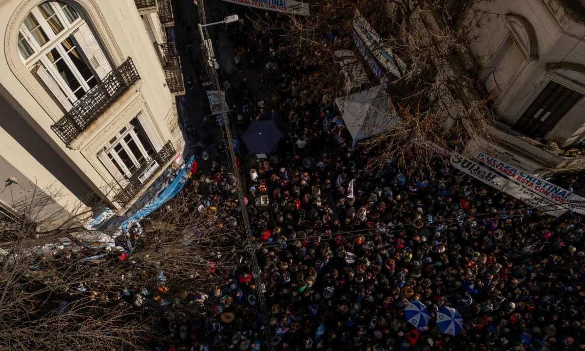 El fallo no apagó el humor popular, ya que en los alrededores del edificio proliferan mensajes de apoyo