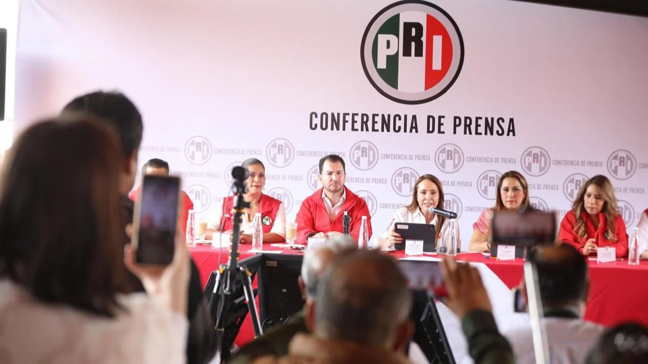 conferencia de Cristina Ruiz, líder del PRI-Edomex