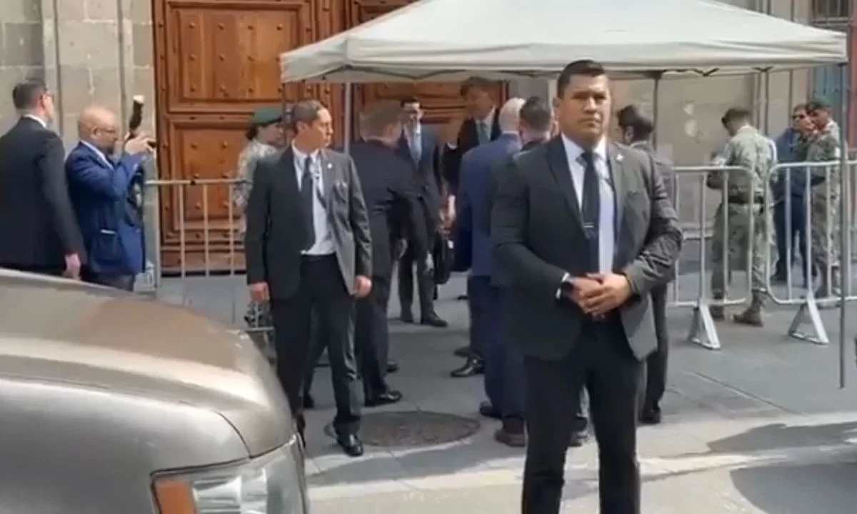 Llega Christopher Landau a reunión con Sheinbaum en Palacio Nacional