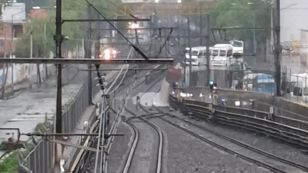 Lluvia interrumpe servicio en Línea A e inunda acceso de Metro Hangares. Noticias en tiempo real