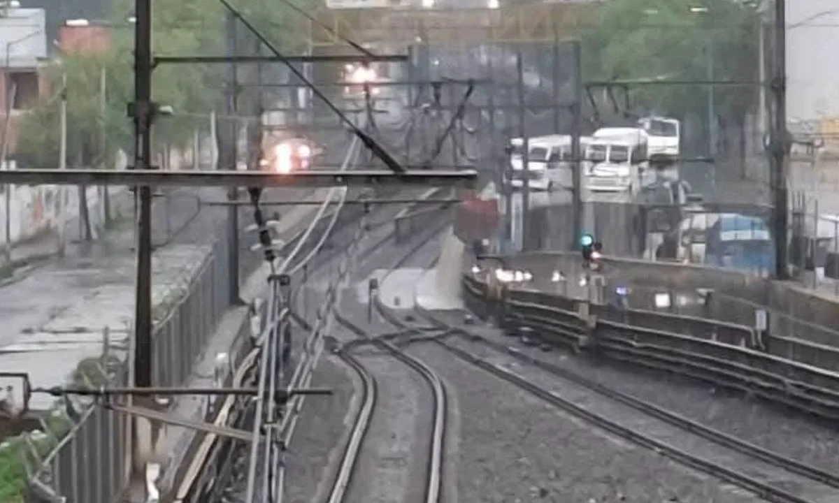 Lluvia interrumpe servicio en Línea A e inunda acceso de Metro Hangares.