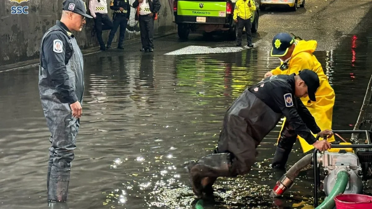 Las intensas precipitaciones provocaron la inundación en el bajo puente de José Tomás Cuéllar y la Calzada San Antonio Abad, que fue atendido por efectivos de la Policía Metropolitana, sin mayores daños.