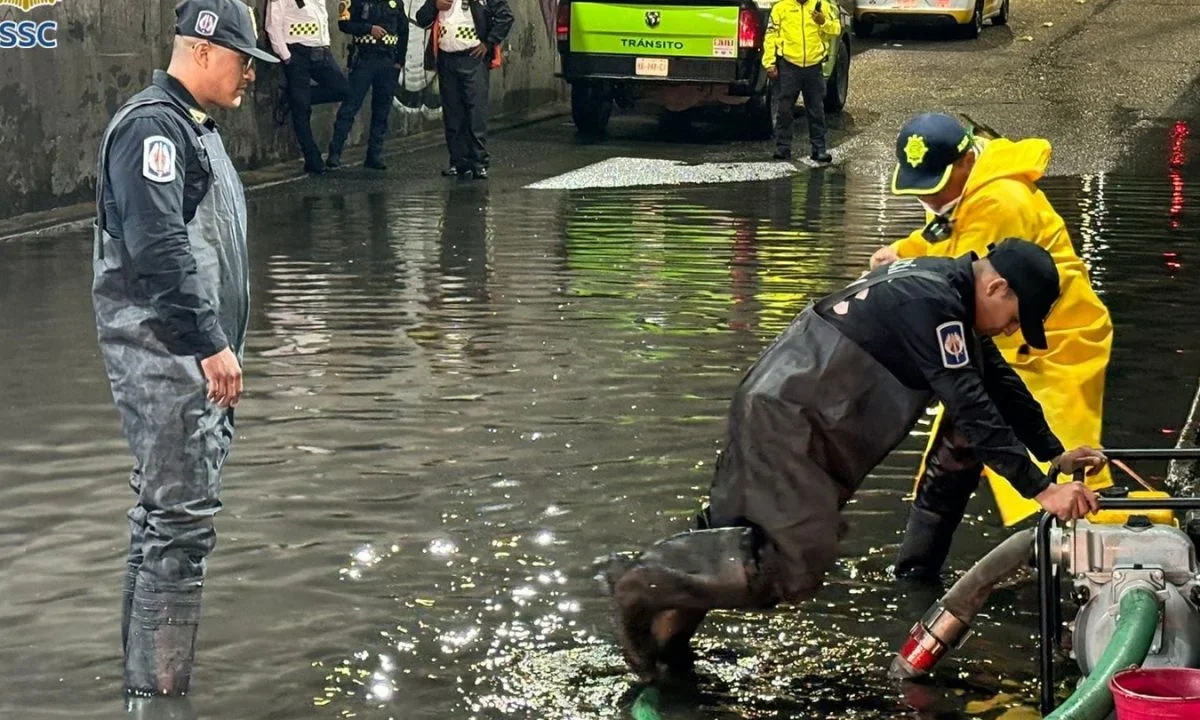 Las intensas precipitaciones provocaron la inundación en el bajo puente de José Tomás Cuéllar y la Calzada San Antonio Abad, que fue atendido por efectivos de la Policía Metropolitana, sin mayores daños.