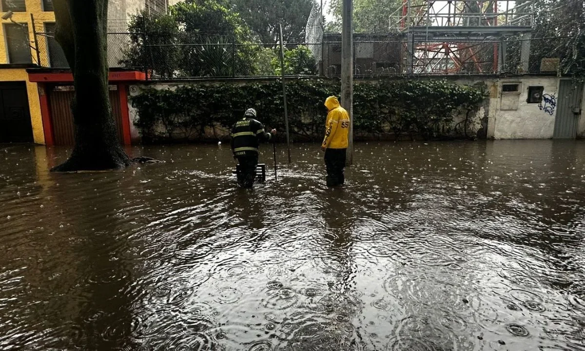 Como parte del operativo Tlaloque 2025, elementos de la SSC realizaron labores de limpieza y destape de coladeras tras fuertes lluvias en CDMX.