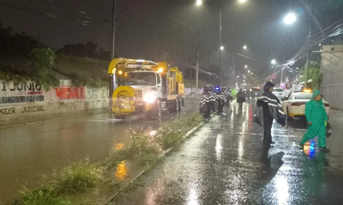 Lluvias en CDMX causan desbordamientos y caos vial