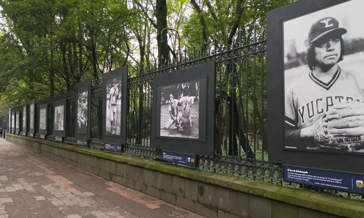 Como parte de los festejos por sus 100 años de historia, la LMB presentó una exposición fotográfica en el enrejado del Bosque de Chapultepec.