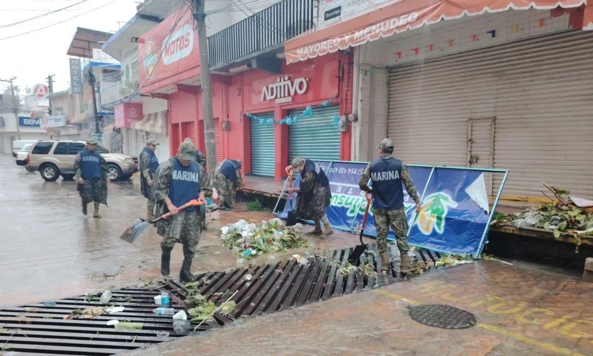 Tras el paso del huracán Erick en Oaxaca, la Armada de México aplica el Plan Marina en Pinotepa Nacional, Huatulco y Puerto Escondido.