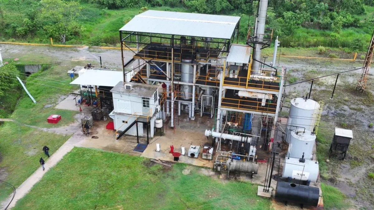 La Secretaría de Marina destruye mini refinería ilegal en Coatzacoalcos.