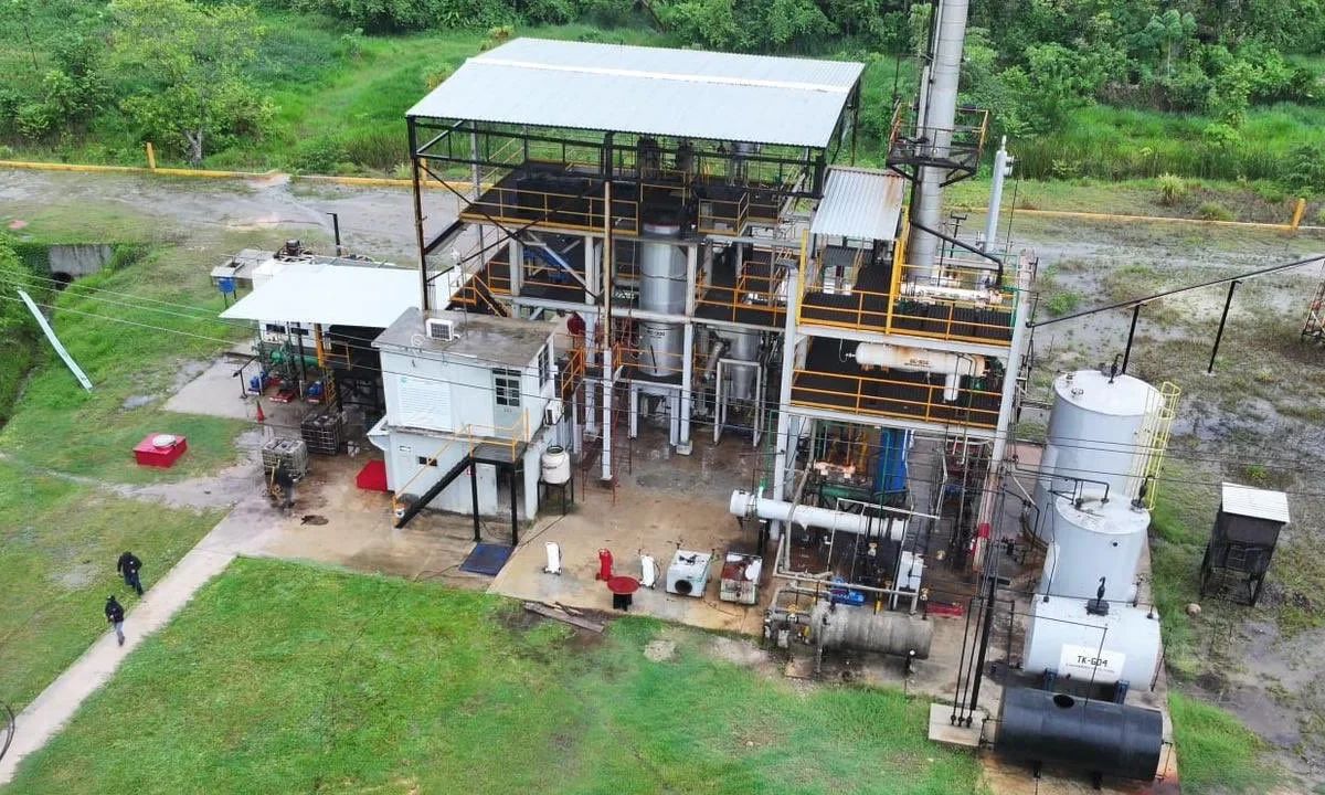 La Secretaría de Marina destruye mini refinería ilegal en Coatzacoalcos.
