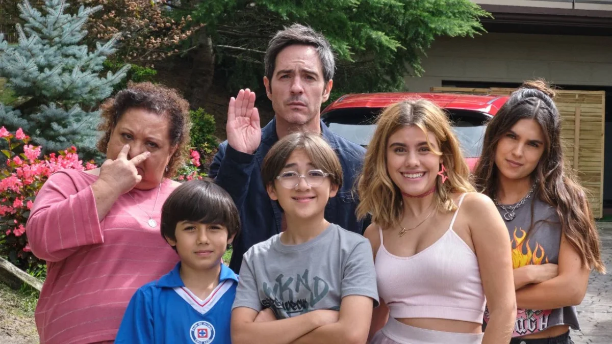 La primera versión de Papá Soltero, protagonizada por César Costa, se estrenó en 1987 y tuvo más de 300 episodios hasta 1994, convirtiéndose en un éxito que hoy tiene su histórico remake tras casi 40 años
