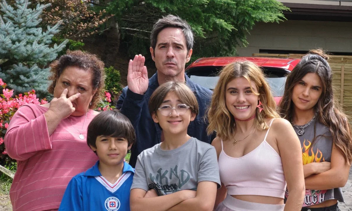 La primera versión de Papá Soltero, protagonizada por César Costa, se estrenó en 1987 y tuvo más de 300 episodios hasta 1994, convirtiéndose en un éxito que hoy tiene su histórico remake tras casi 40 años