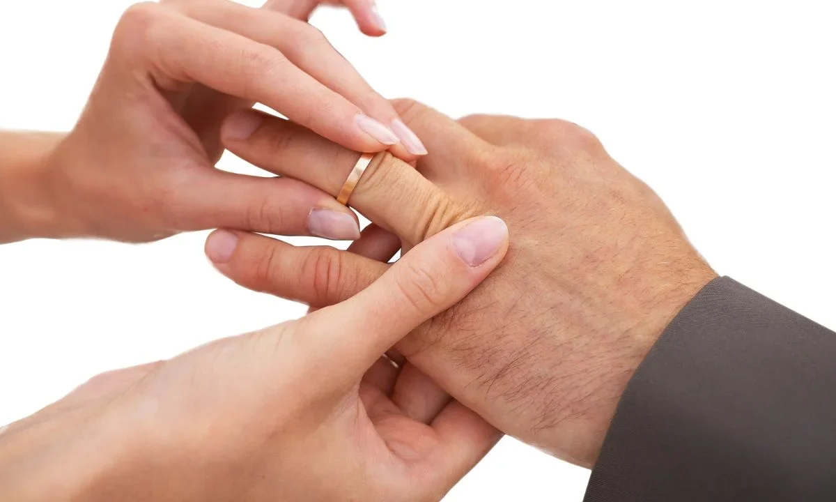 En Jalisco, una polémica propuesta de Morena en el Congreso local plantea legalizar el matrimonio temporal.