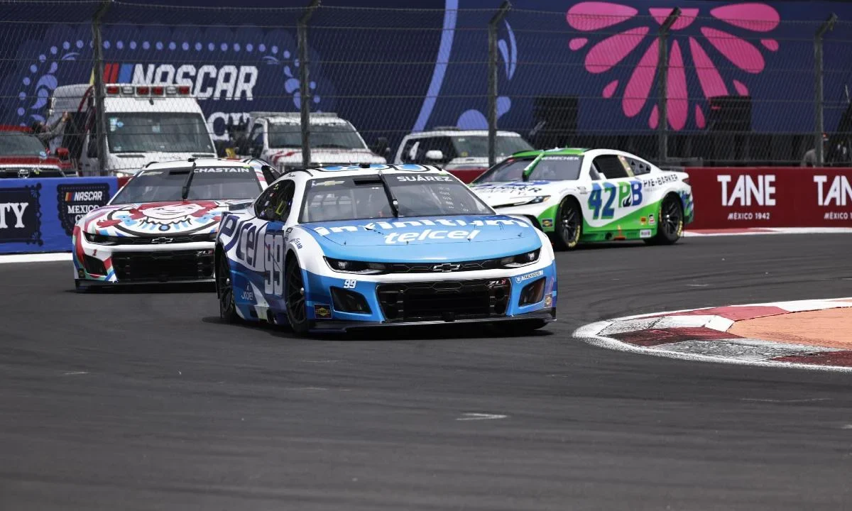 El piloto Michael McDowell domina la primera práctica de Nascar Cup Series en CDMX.