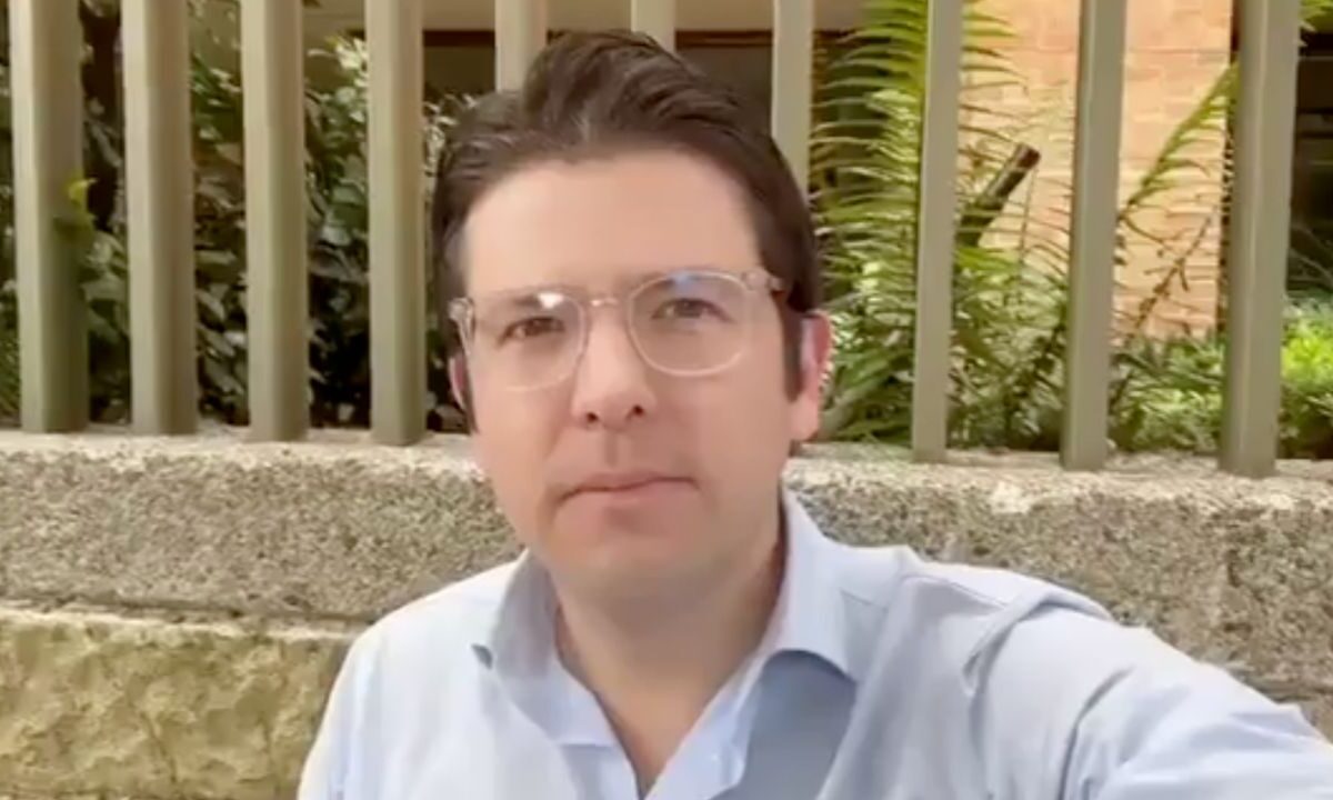 La Fiscalía de Colombia informó que tras el atentado contra Miguel Uribe, detuvieron en el lugar a un menor de 15 años con una pistola 9 mm.