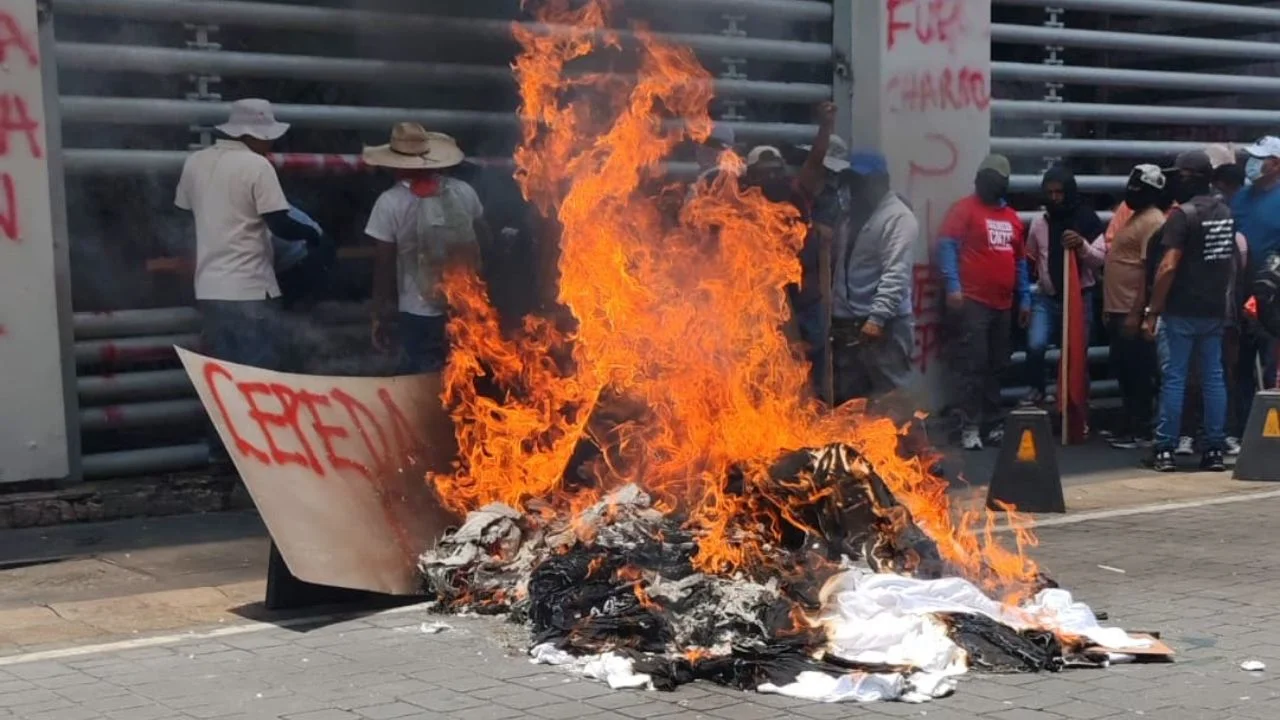 Destrozos e incendio en el edificio de la SNTE