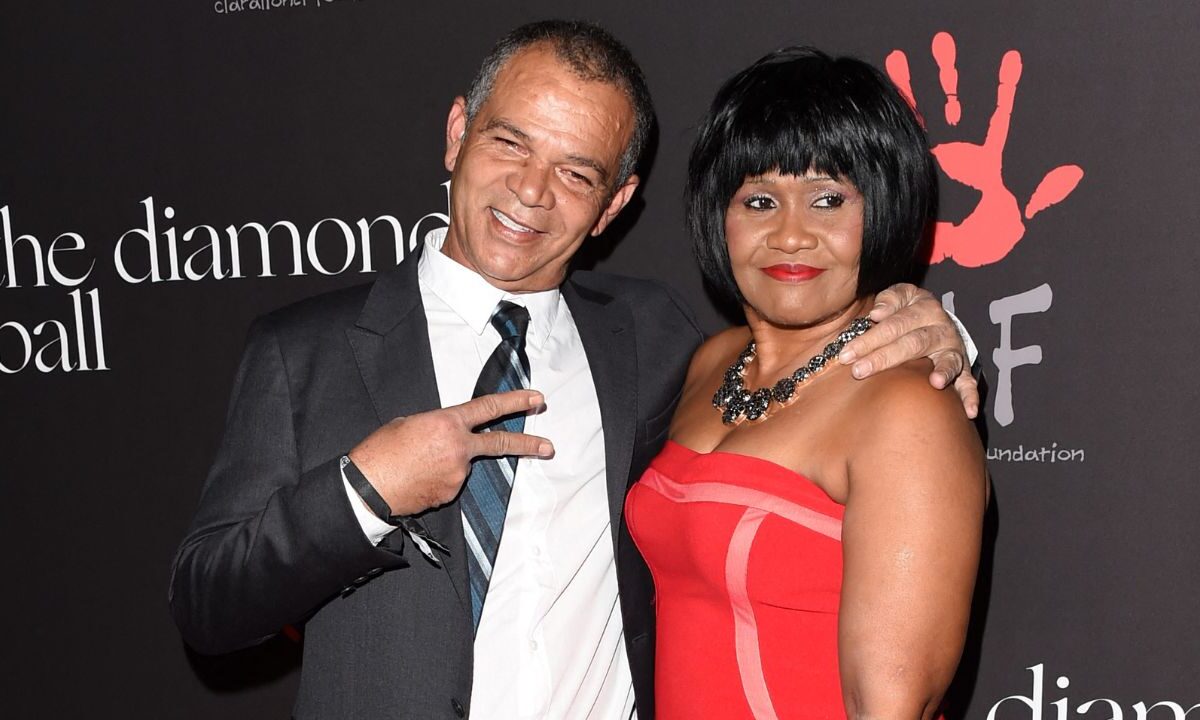 El papá de la cantante Rihanna, Ronald Fenty murió a los 70 años debido a una enfermedad la cual no fue revelada.