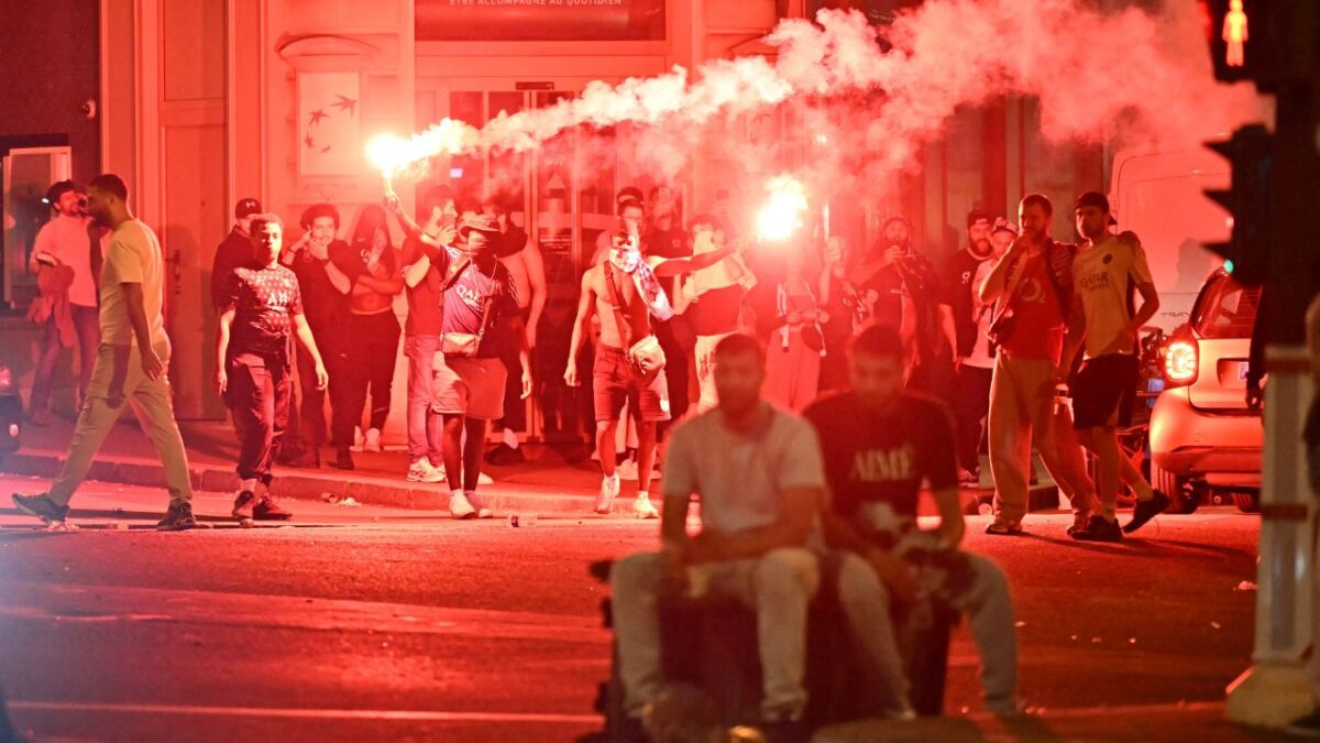 Dos personas murieron en Francia durante las celebraciones por la victoria del PSG en la Liga de Campeones de fútbol y 559 fueron arrestadas, indicó el domingo el Ministerio del Interior.
