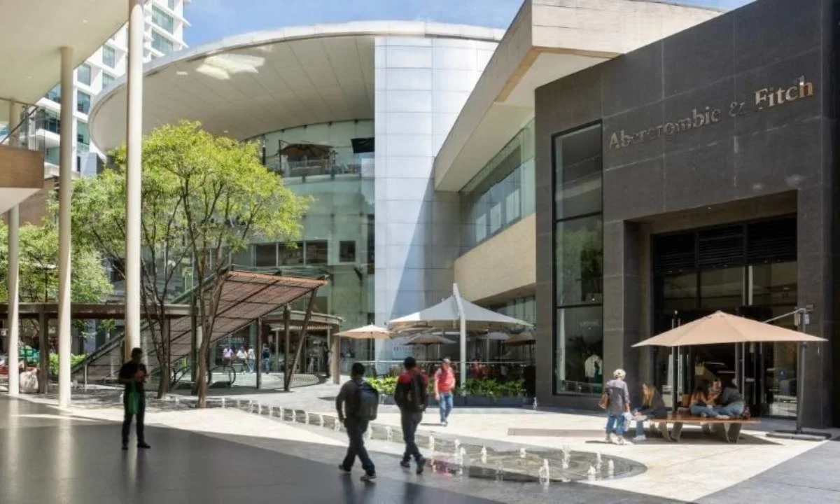 Mujer apuñala a guardia de seguridad en Plaza Antara