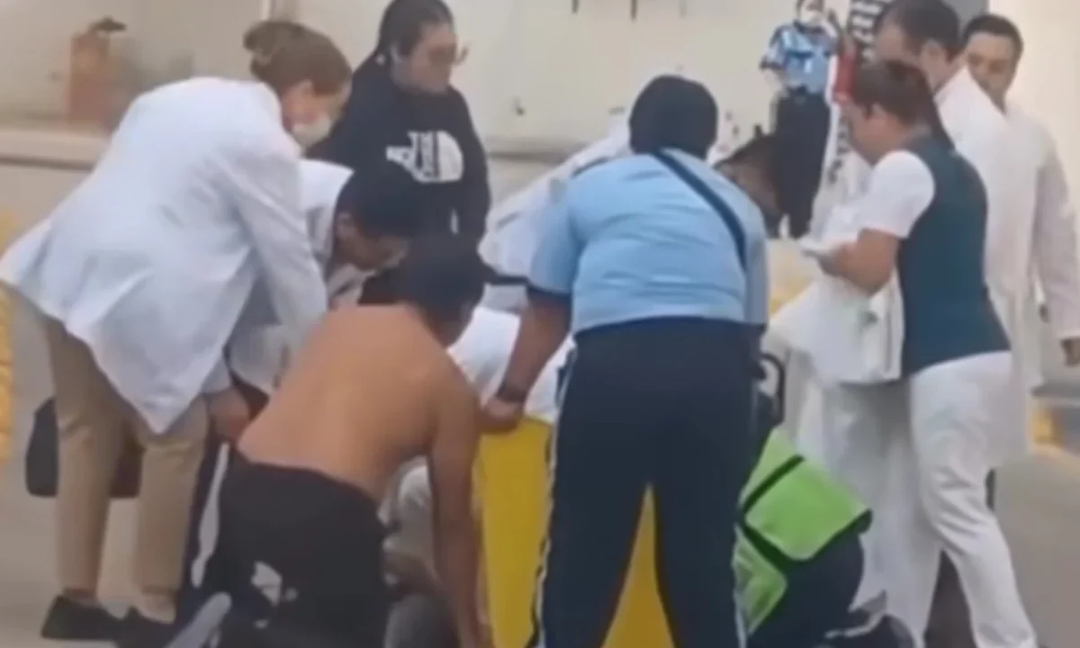 Una mujer da a luz en estacionamiento de hospital en Tuxtla Gutiérrez, mientras esperaba ser atendida.